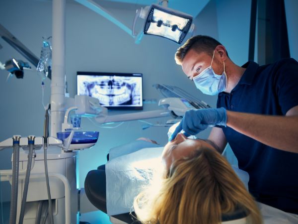 Rola lekarza dentysty w łagodzeniu bólu zęba i wrażliwości dziąseł